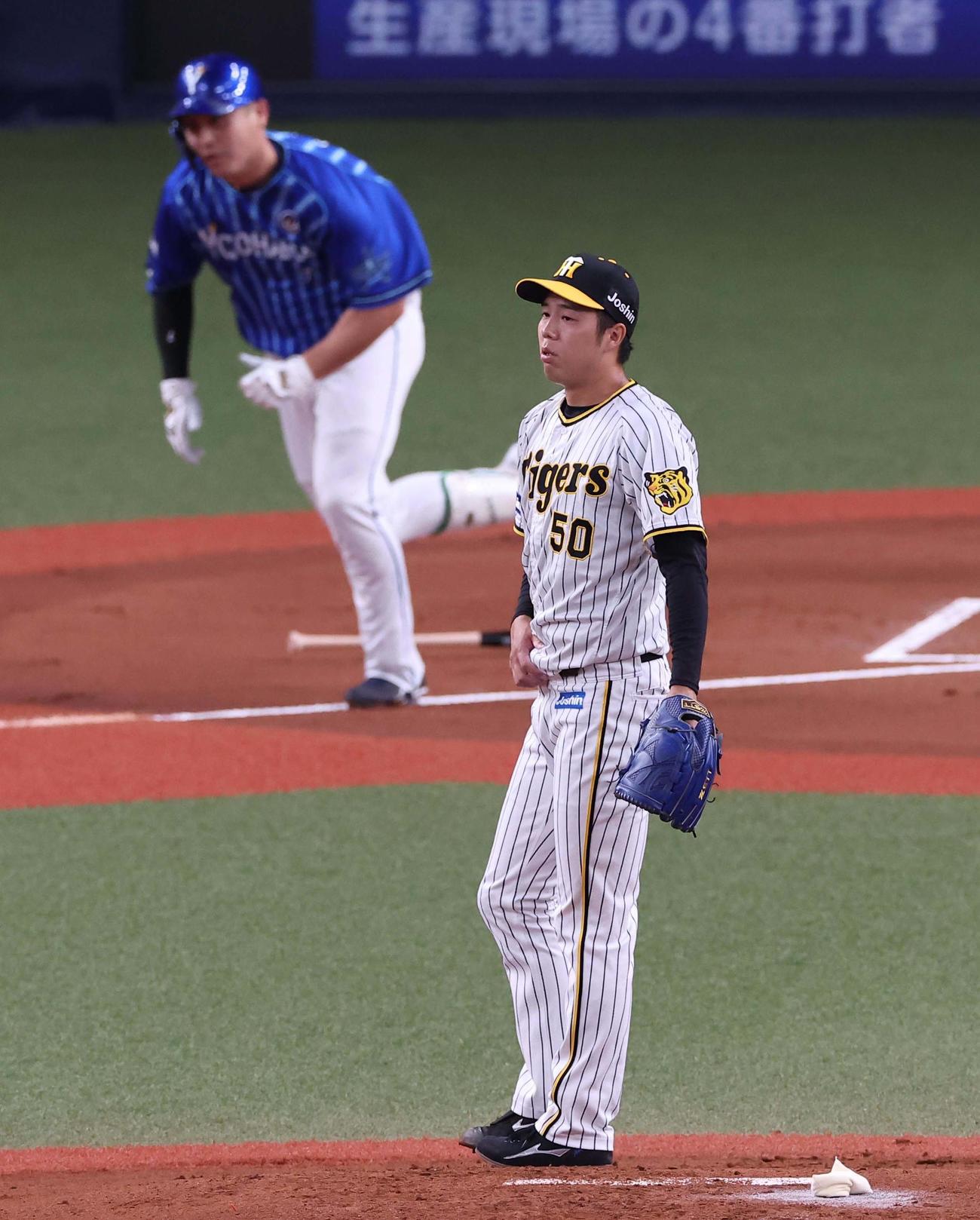 阪神対DeNA 1回表DeNA1死一、三塁、青柳は佐野の併殺打の間に桑原の生還を許す（撮影・上田博志）
