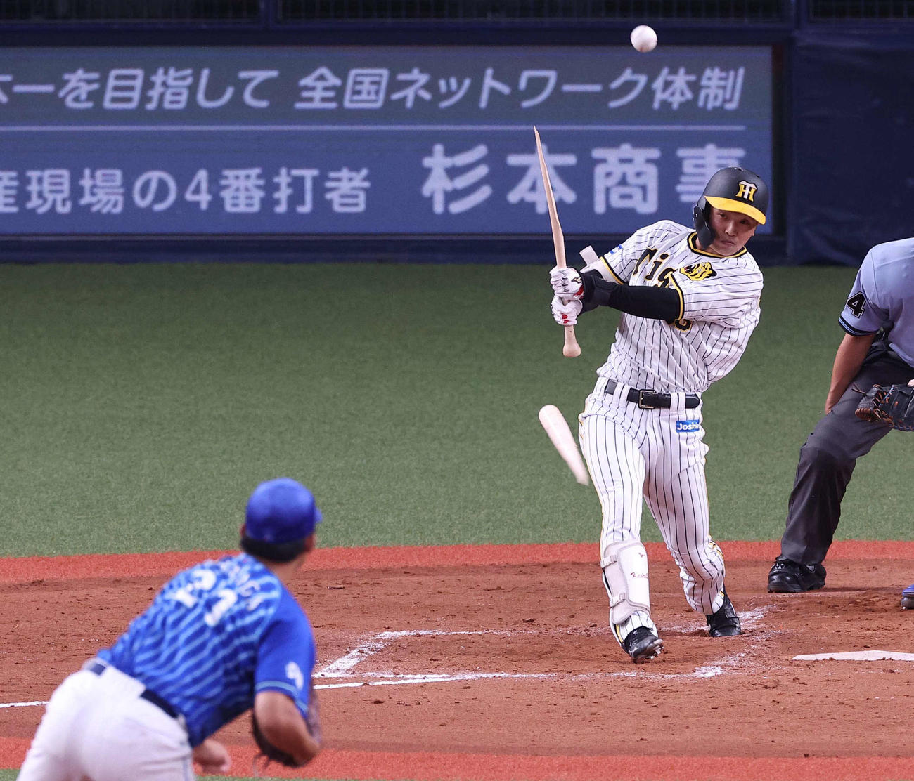 阪神対DeNA 3回裏阪神2死一塁、島田海吏はバットを折られ二飛に倒れる（撮影・上田博志）