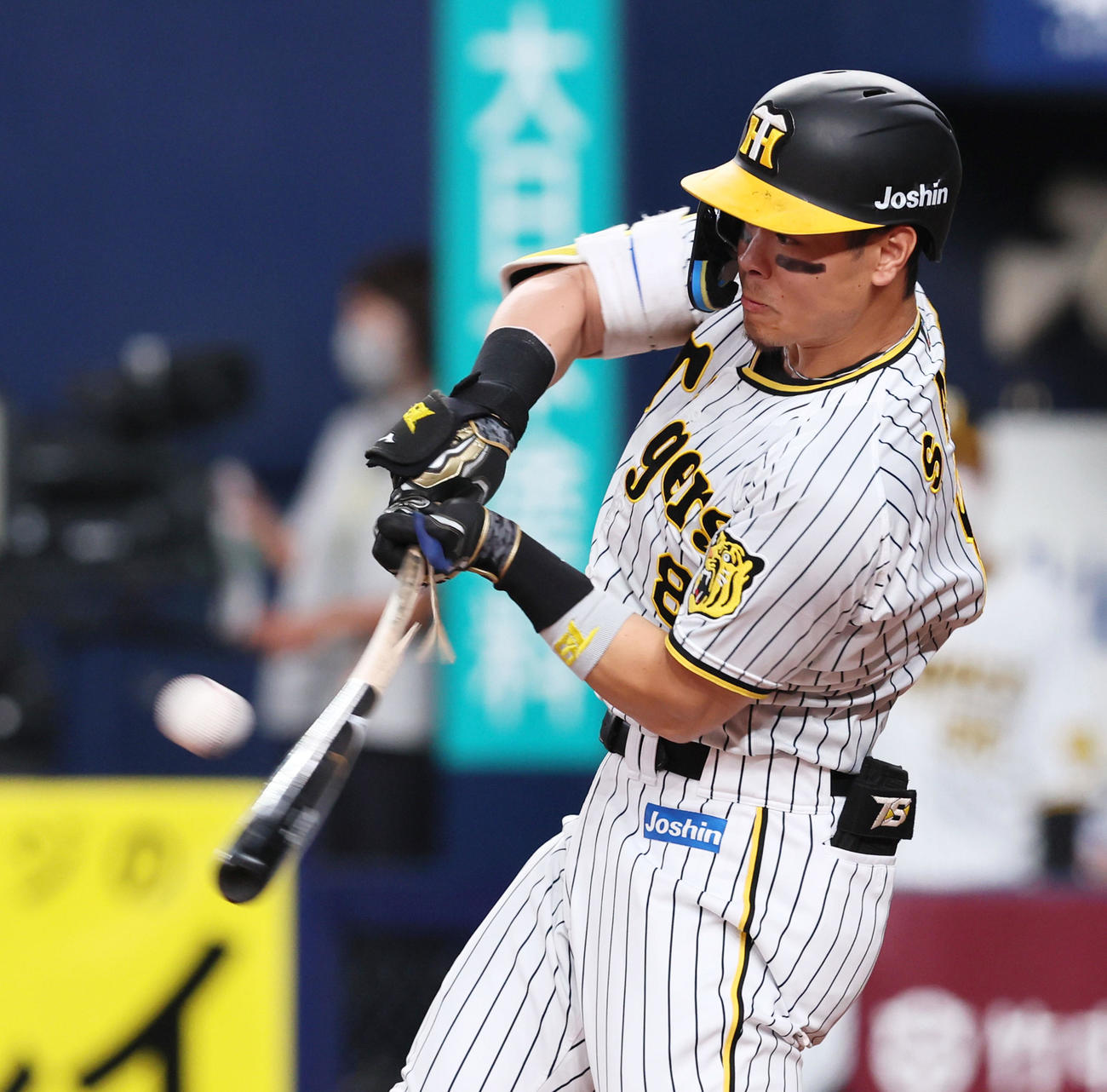 阪神対DeNA 3回裏阪神無死一塁、佐藤輝はバットを折られ右飛に倒れる（撮影・加藤哉）