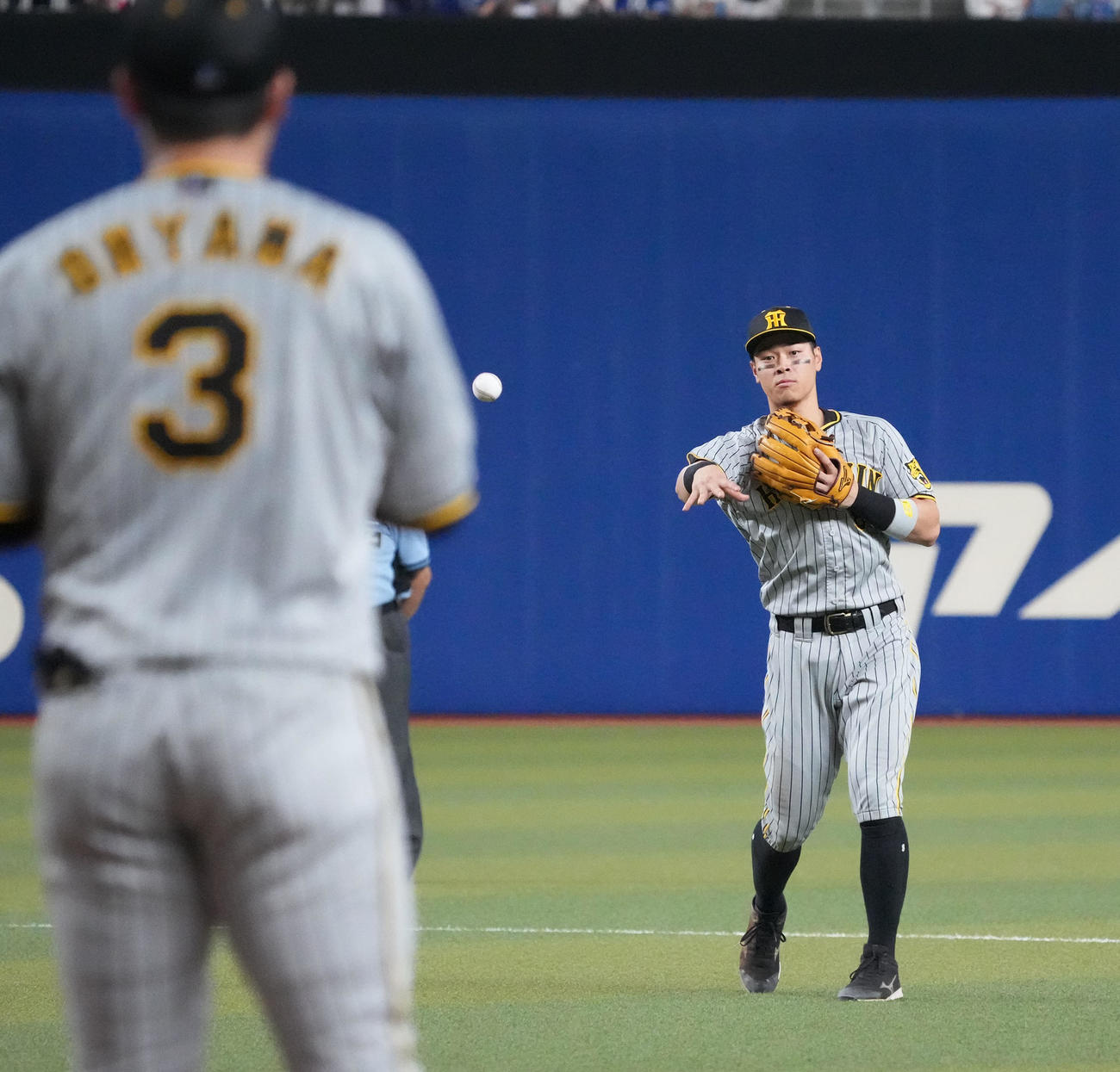 中日対阪神　7回裏、二塁の守備に入った佐藤輝（撮影・森本幸一）