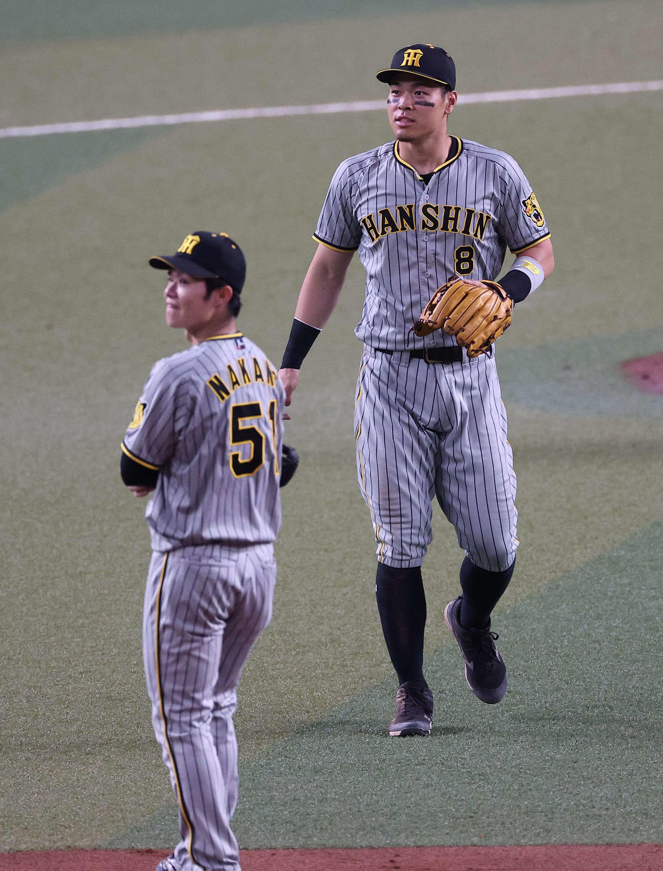 阪神対中日　中野（左）と二遊間の守備を守る佐藤輝（撮影・上田博志）