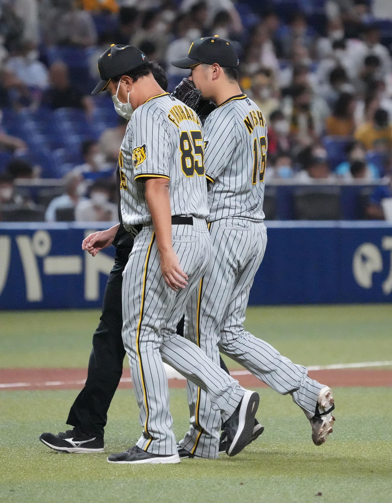 中日対阪神　4回裏中日攻撃開始前、投球練習をやめてマウンドを降りる西勇（撮影・森本幸一）