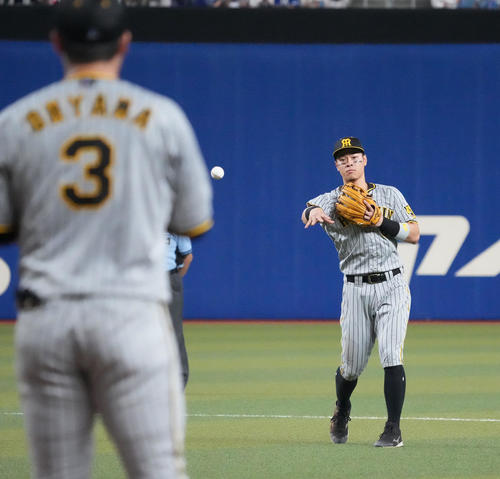 中日対阪神　7回裏、二塁の守備に入った佐藤輝（撮影・森本幸一）
