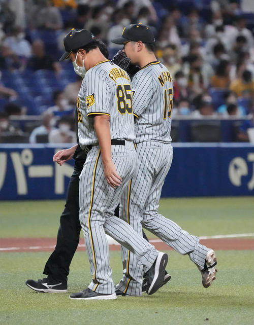 中日対阪神　4回裏中日攻撃開始前、投球練習をやめてマウンドを降りる西勇（撮影・森本幸一）