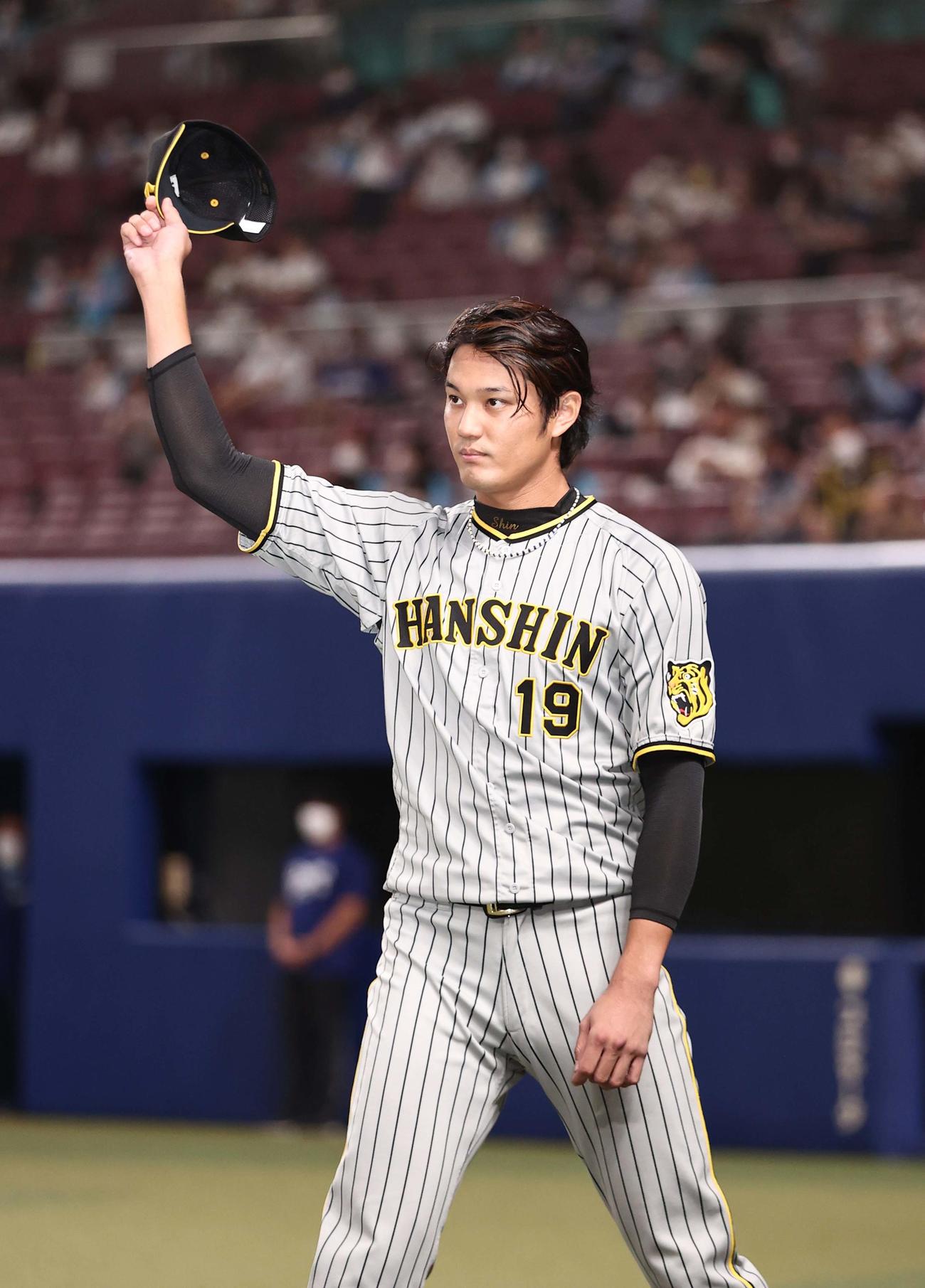 中日対阪神　ヒーローインタビューを受ける藤浪はファンの拍手に帽子をあげて応える（撮影・上田博志）