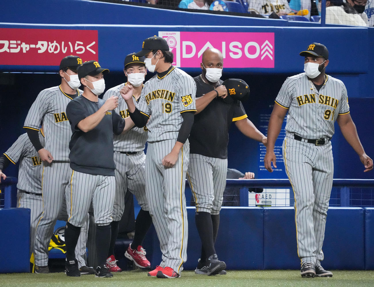中日対阪神　試合終了、ナインとタッチを交わす藤浪（中央）（撮影・森本幸一）