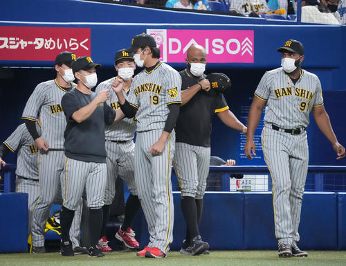 中日対阪神　試合終了、ナインとタッチを交わす藤浪（中央）（撮影・森本幸一）