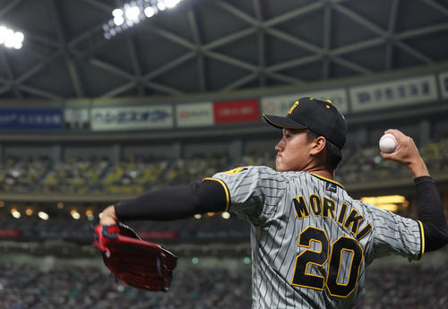 中日対阪神　4回表、キャッチボールで準備する阪神森木（撮影・前田充）