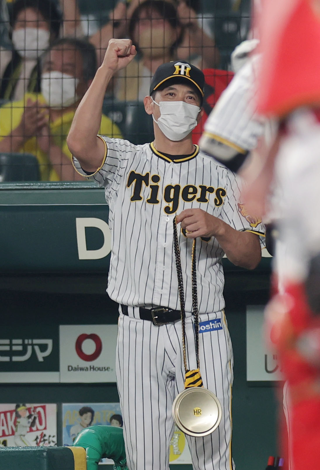 阪神対広島　8回裏阪神2死、本塁打を放った大山をガッツポーズで迎える矢野監督（撮影・前田充）