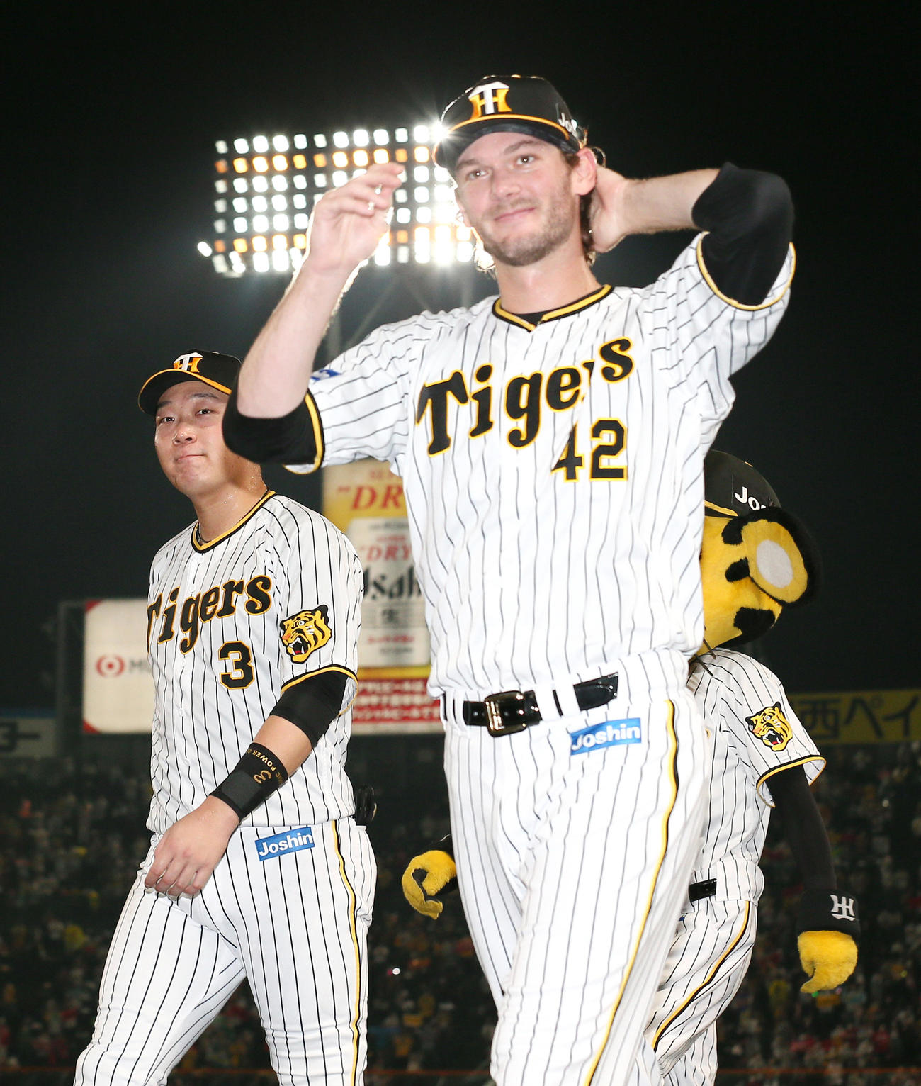 阪神対広島　ヒーローの阪神ケラー（手前）と大山（撮影・上山淳一）