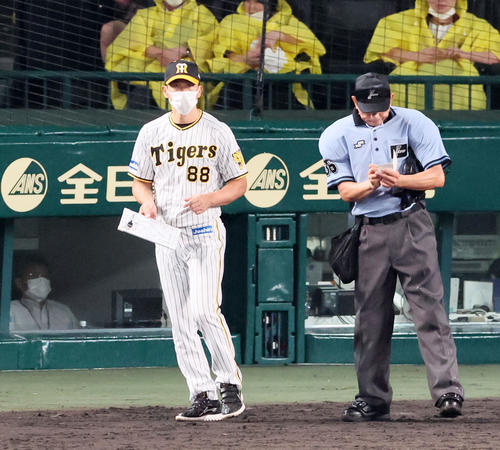 阪神対広島　7回表、選手交代を告げる矢野監督（撮影・加藤哉）
