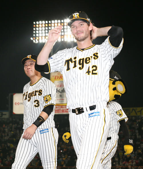 阪神対広島　ヒーローの阪神ケラー（手前）と大山（撮影・上山淳一）