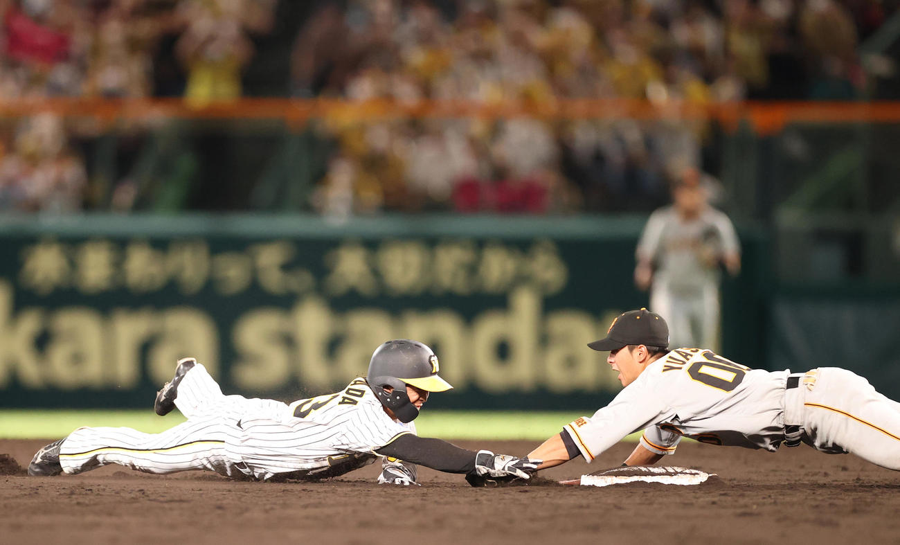 阪神対巨人　12回裏阪神1死一塁、二盗を狙うもオーバーランし、湯浅（右）にタッチアウトされる島田（撮影・狩俣裕三）