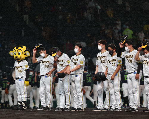 阪神対ヤクルト　矢野監督（左から2人目）は帽子を取ってファンにあいさつをする（撮影・上田博志）