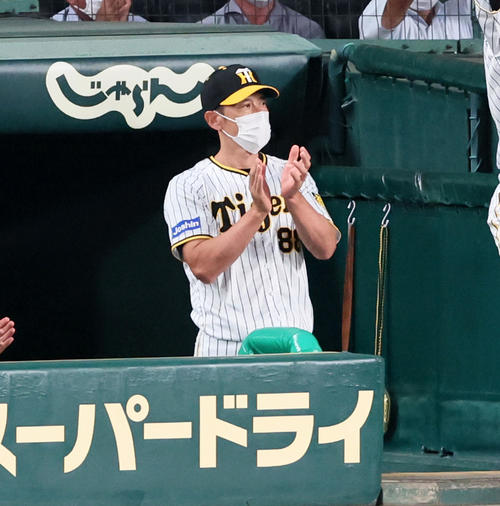 阪神対中日　1回裏阪神1死一、二塁、矢野監督大山の右前適時打で同点に追いつき拍手を送る（撮影・加藤哉）