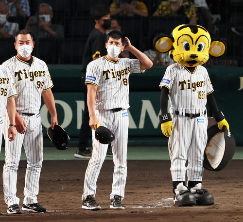 阪神対中日　中日に勝利しスタンドにあいさつする矢野監督（撮影・加藤哉）