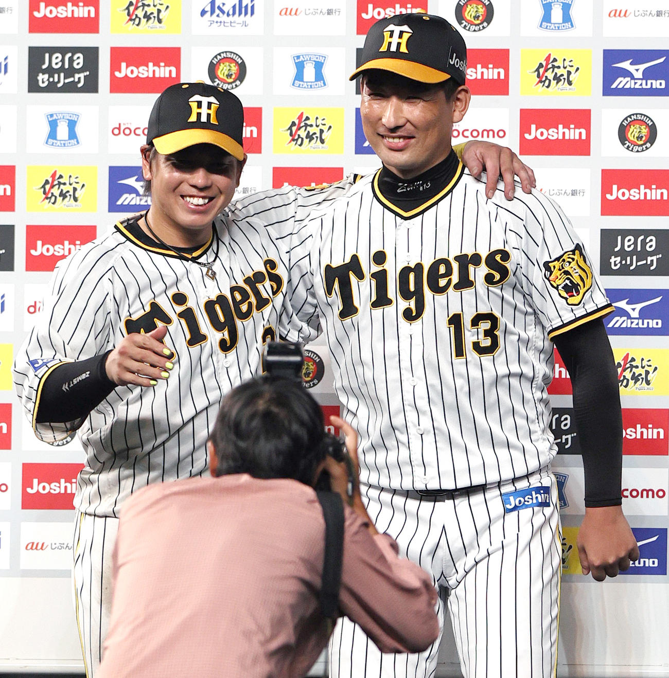 阪神対広島　ヒーローインタビュー後、笑顔で記念撮影する梅野（左）と岩崎（撮影・上山淳一）
