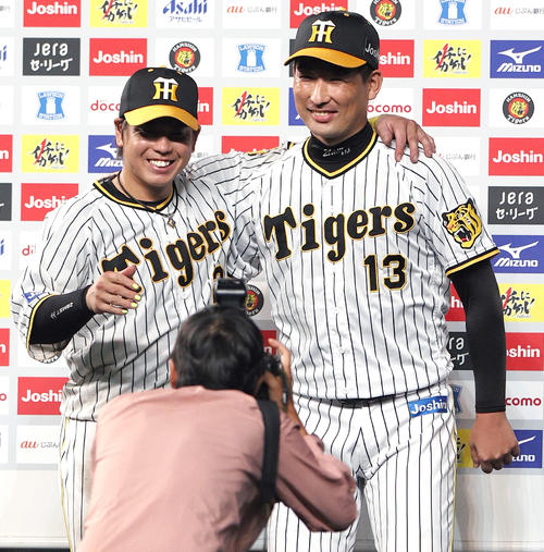 阪神対広島　ヒーローインタビュー後、笑顔で記念撮影する梅野（左）と岩崎（撮影・上山淳一）