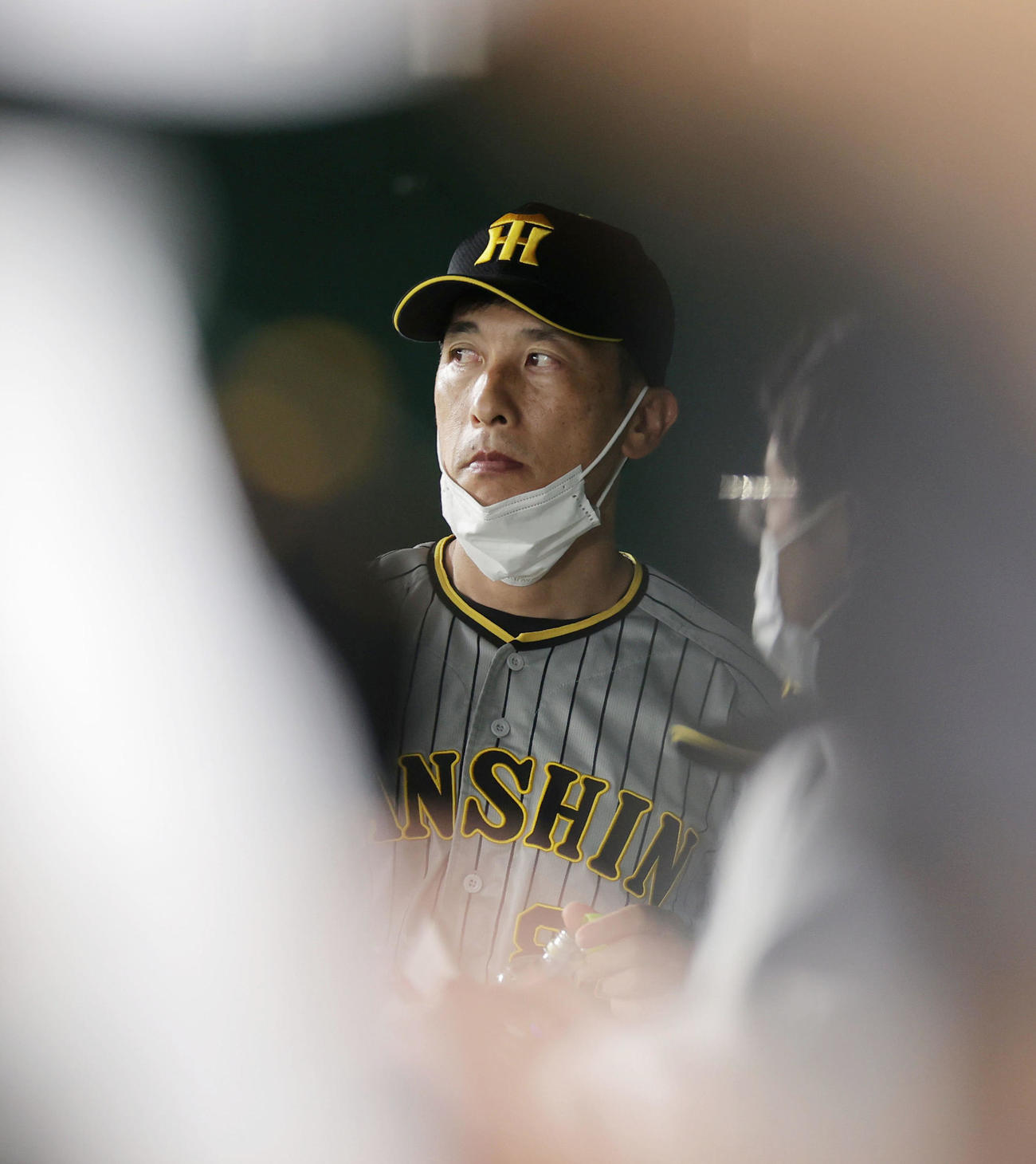 巨人対阪神　ベンチで厳しい表情を見せる阪神矢野監督（撮影・前田充）