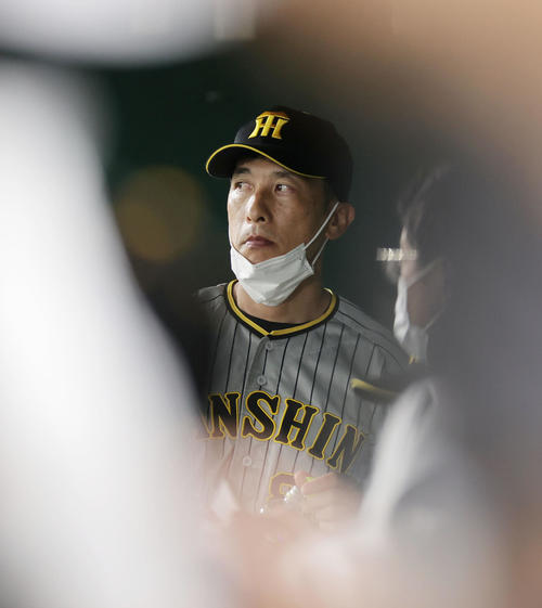 巨人対阪神　ベンチで厳しい表情を見せる阪神矢野監督（撮影・前田充）