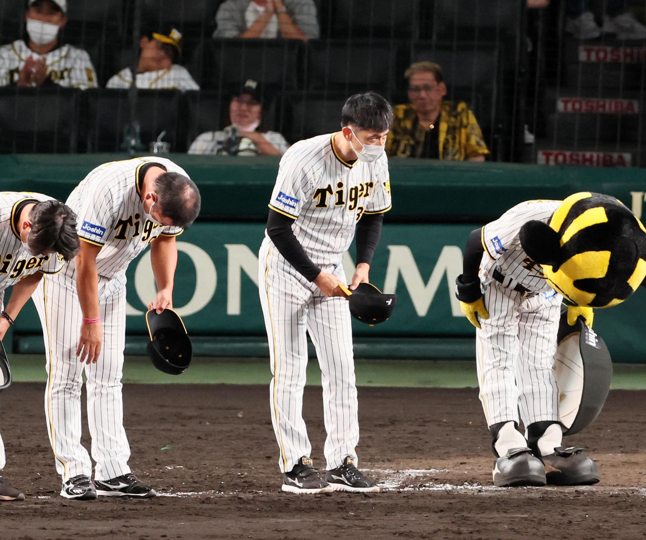 阪神対DeNA DeNAに敗れ一礼する矢野監督（撮影・加藤哉）