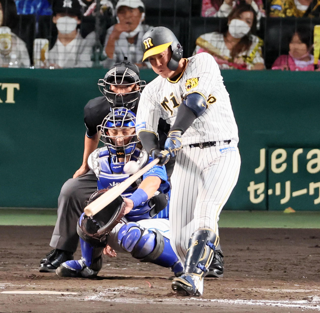阪神対DeNA 8回裏阪神無死、代打陽川は左越えソロ本塁打を放ち同点とする（撮影・加藤哉）