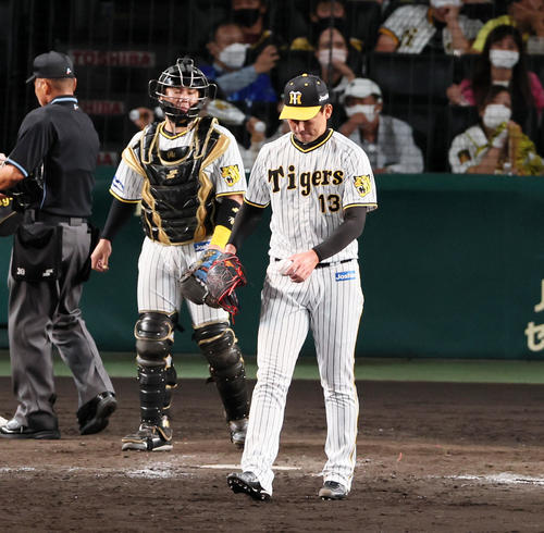 阪神対DeNA 9回表DeNA1死満塁、岩崎は楠本に勝ち越し適時打を打たれうなだれる（撮影・加藤哉）