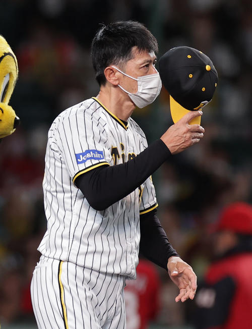 阪神対広島　広島に敗れ、スタンドのファンにあいさつする阪神矢野監督（撮影・前田充）