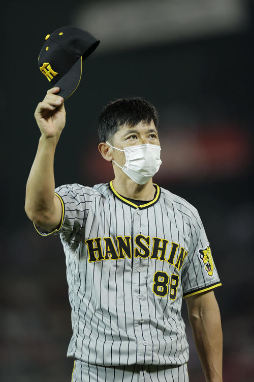 広島対阪神　広島に勝利しスタンドのファンにあいさつする阪神矢野監督（撮影・前田充）