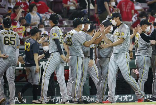 広島対阪神　快勝の阪神ナインを迎える矢野監督（中央）（撮影・加藤孝規）