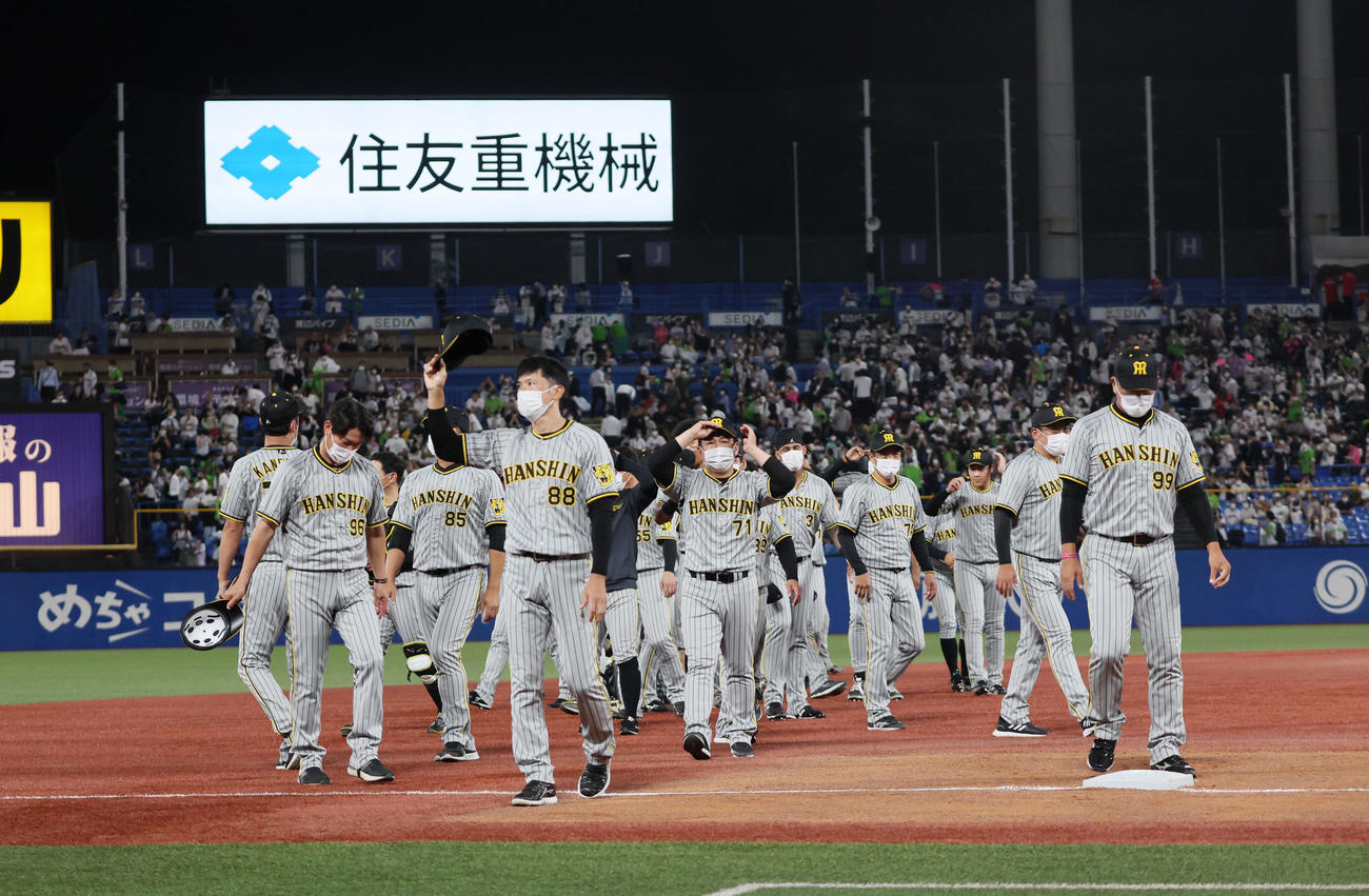 ヤクルト対阪神　神宮球場最終戦を終えあいさつする矢野監督ら阪神ナイン（撮影・加藤哉）