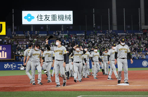 ヤクルト対阪神　神宮球場最終戦を終えあいさつする矢野監督ら阪神ナイン（撮影・加藤哉）