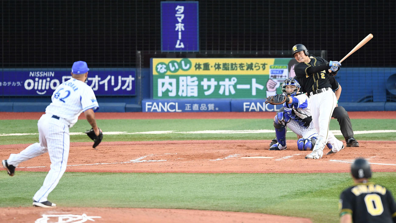 DeNA対阪神　7回表阪神1死一、二塁、左越え3点本塁打を放つ北條。投手エスコバー（2019年10月5日撮影）