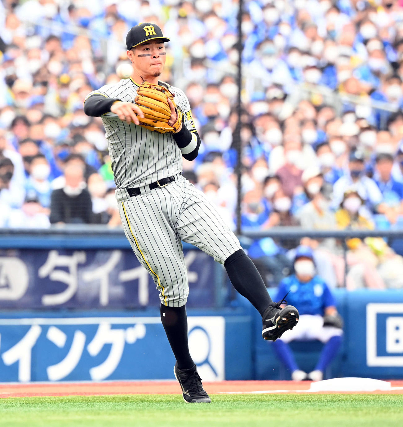 DeNA対阪神　1回裏DeNA1死、楠本の三ゴロを一塁に悪送球する三塁手佐藤輝（撮影・たえ見朱実）