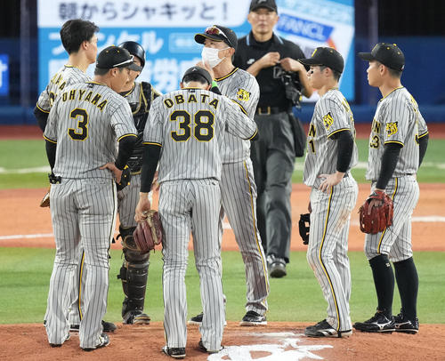 DeNA対阪神　9回裏DeNA1死満塁、マウンドで湯浅（左奥）らナインに声をかける矢野監督（中央）（撮影・鈴木みどり）