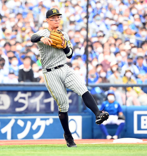 DeNA対阪神　1回裏DeNA1死、楠本の三ゴロを一塁に悪送球する三塁手佐藤輝（撮影・たえ見朱実）