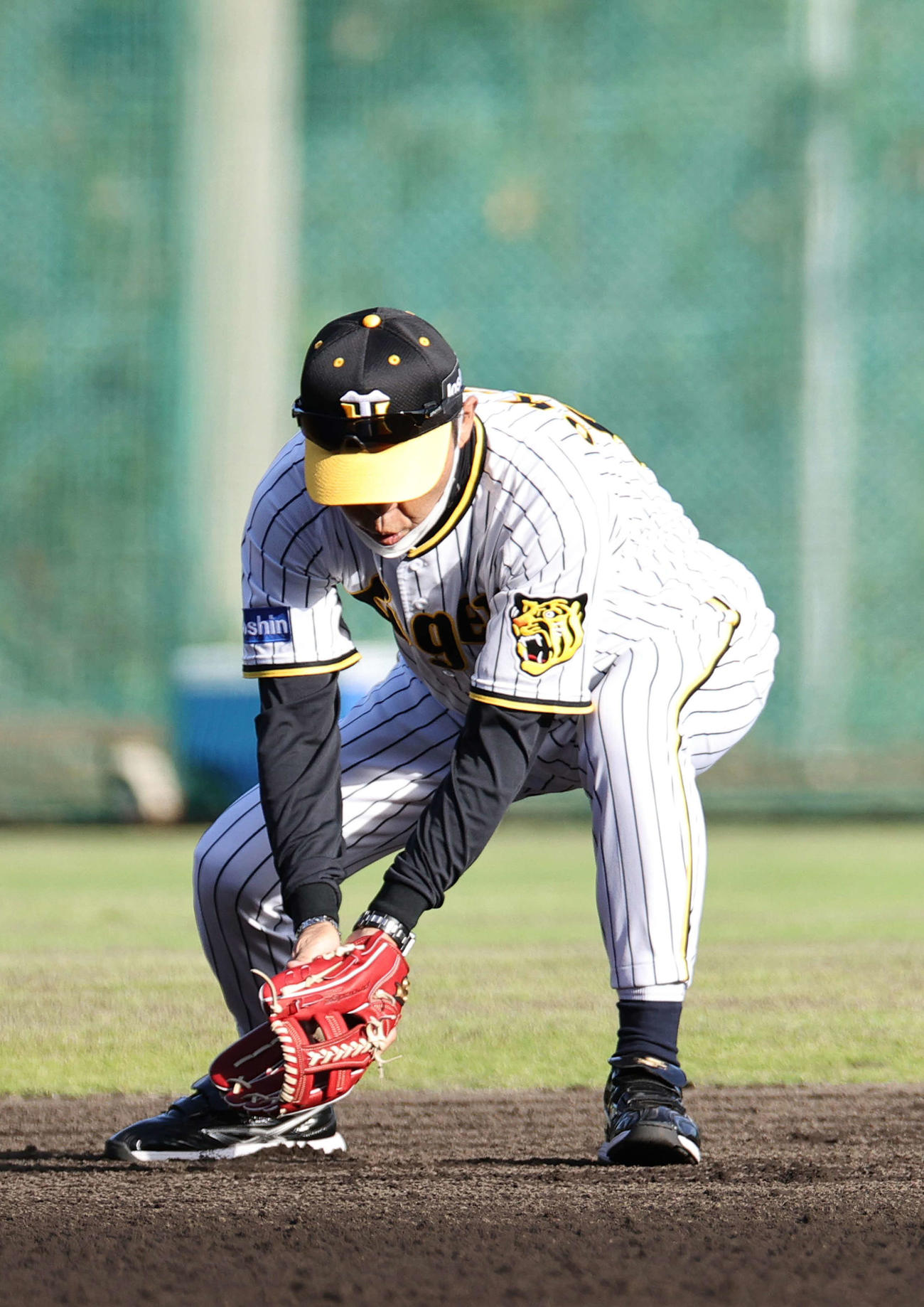 守備練習で自ら手本をみせる岡田監督（撮影・上山淳一）