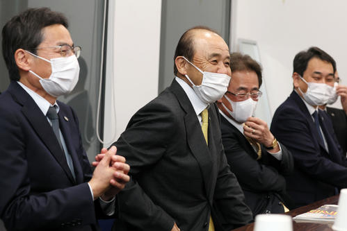 岡田監督は本社へ年始のあいさつに訪れた。左は百北球団社長（撮影・加藤哉）