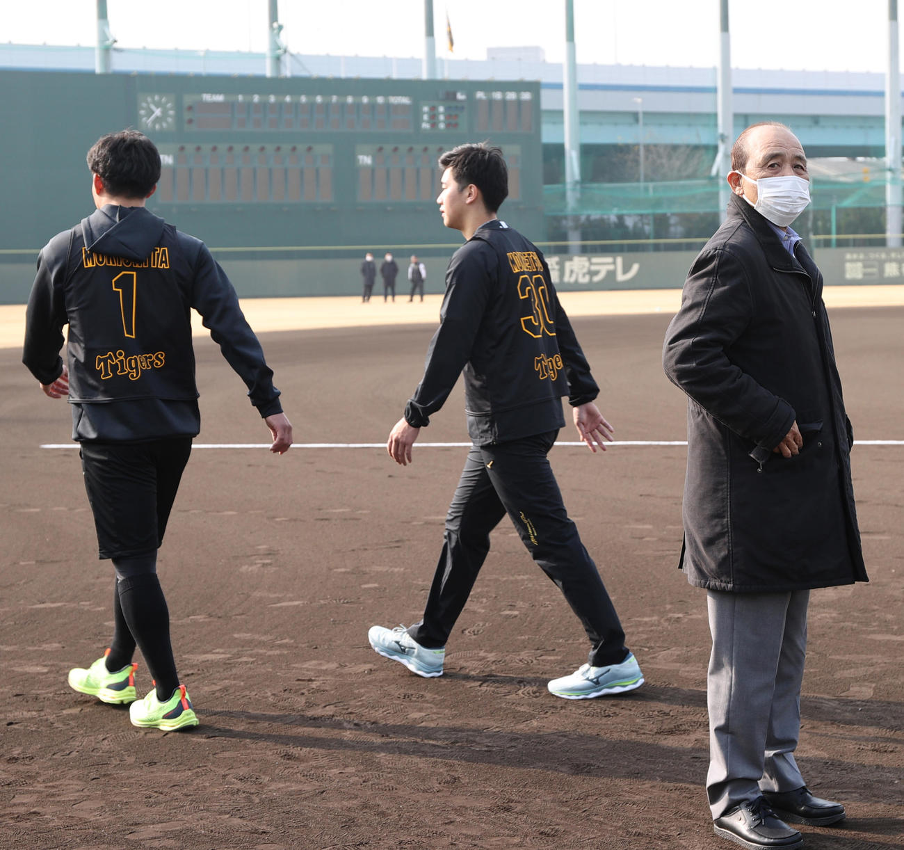 岡田監督（右）の訓示が終わり、別メニューのため移動する森下（左）と門別（撮影・上山淳一）