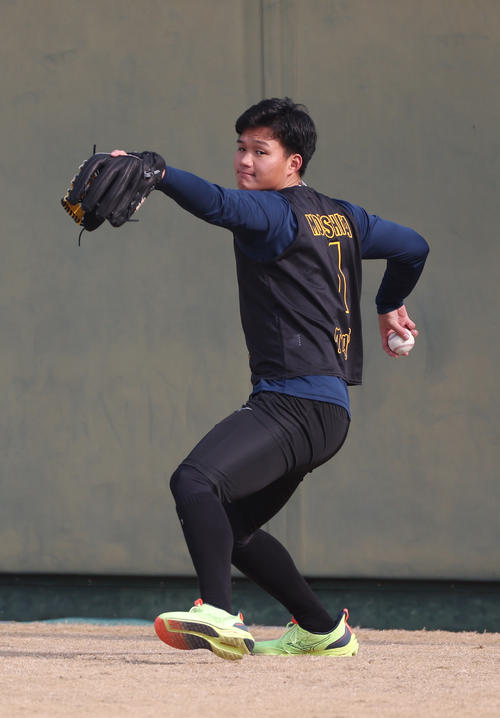 新人合同自主トレ初日、別メニューで調整する阪神森下（撮影・前田充）