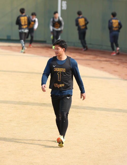 新人合同自主トレ初日、別メニューで調整する阪神森下（手前）（撮影・前田充）