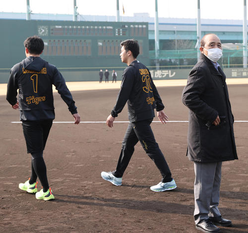 岡田監督（右）の訓示が終わり、別メニューのため移動する森下（左）と門別（撮影・上山淳一）