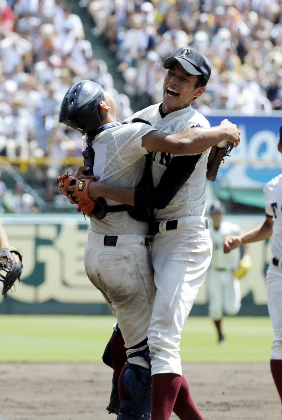 12年8月、夏の甲子園で春夏連覇を達成し抱き合う大阪桐蔭・藤浪（右）と森