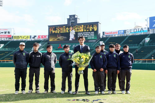 アスレチックスへのポスティング移籍を決めた藤浪は阪神園芸職員と記念写真に納まる（撮影・加藤哉）