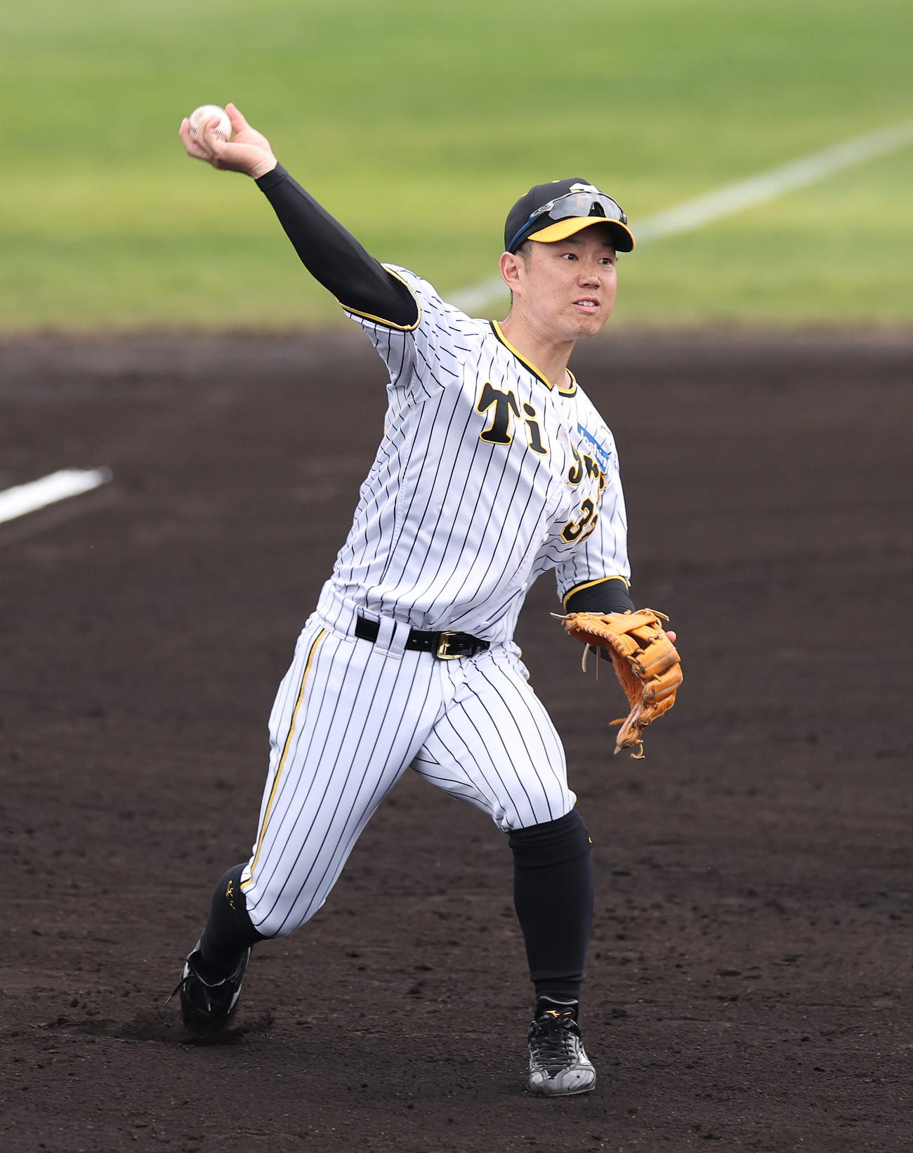 シートノックで送球する阪神糸原（撮影・前田充）
