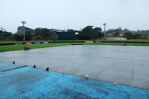 夜半からの雨が降り続きグラウンドにシートが掛けられたままの宜野座村野球場（撮影・加藤哉）