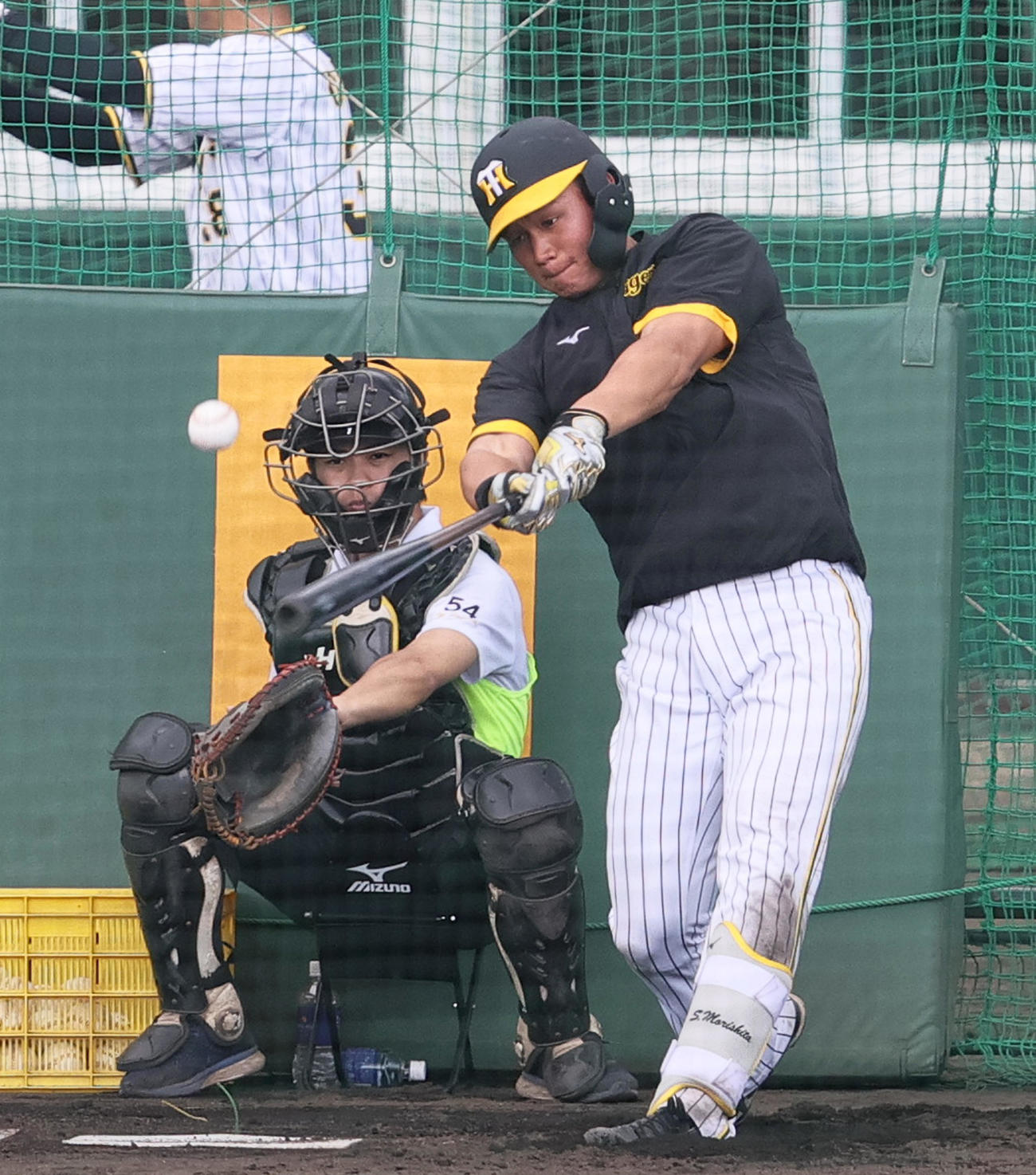 フリー打撃する森下。左から2人目は佐藤輝（撮影・上山淳一）