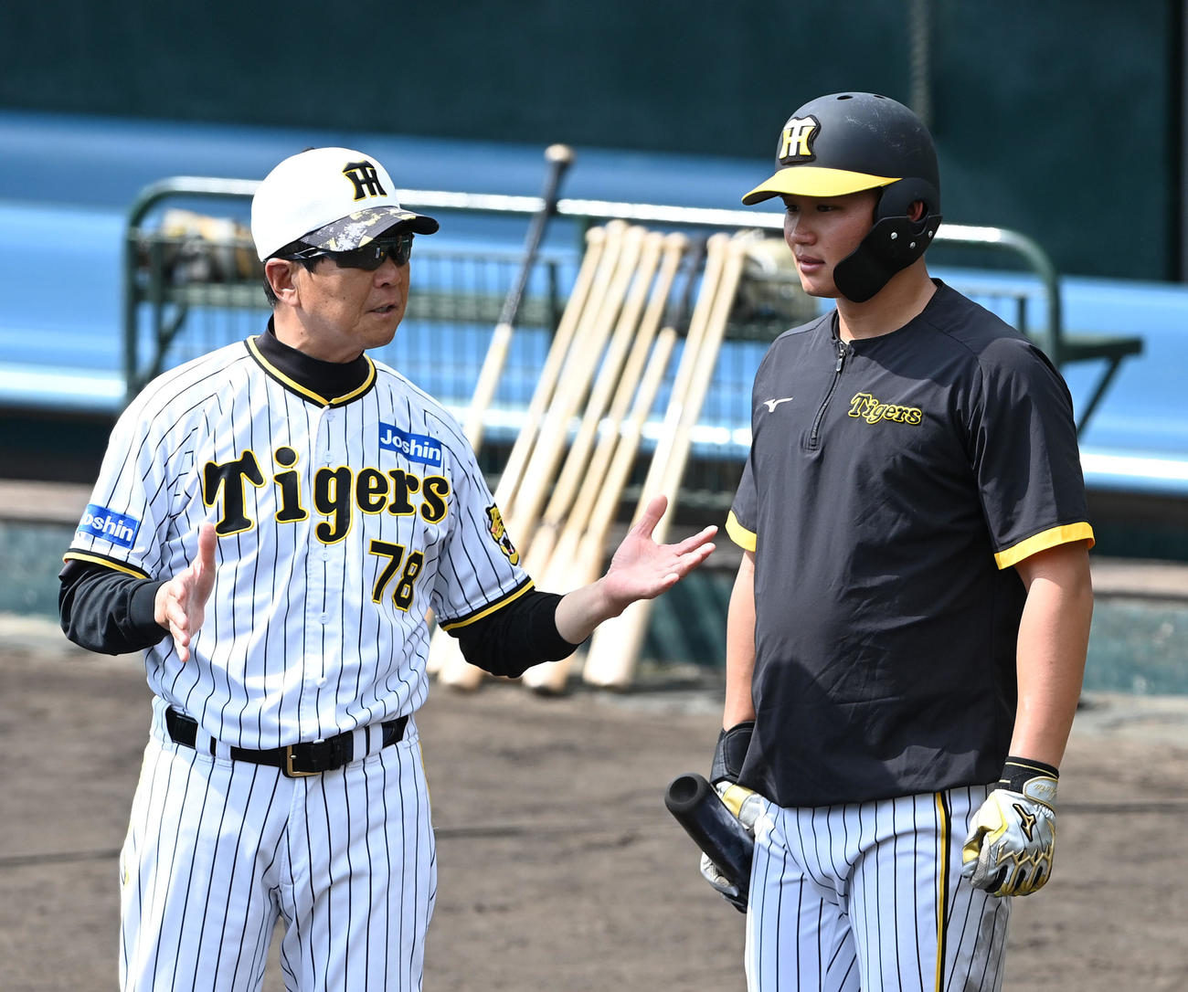 平田ヘッドコーチ（左）のアドバイスを聞く森下（撮影・前岡正明）