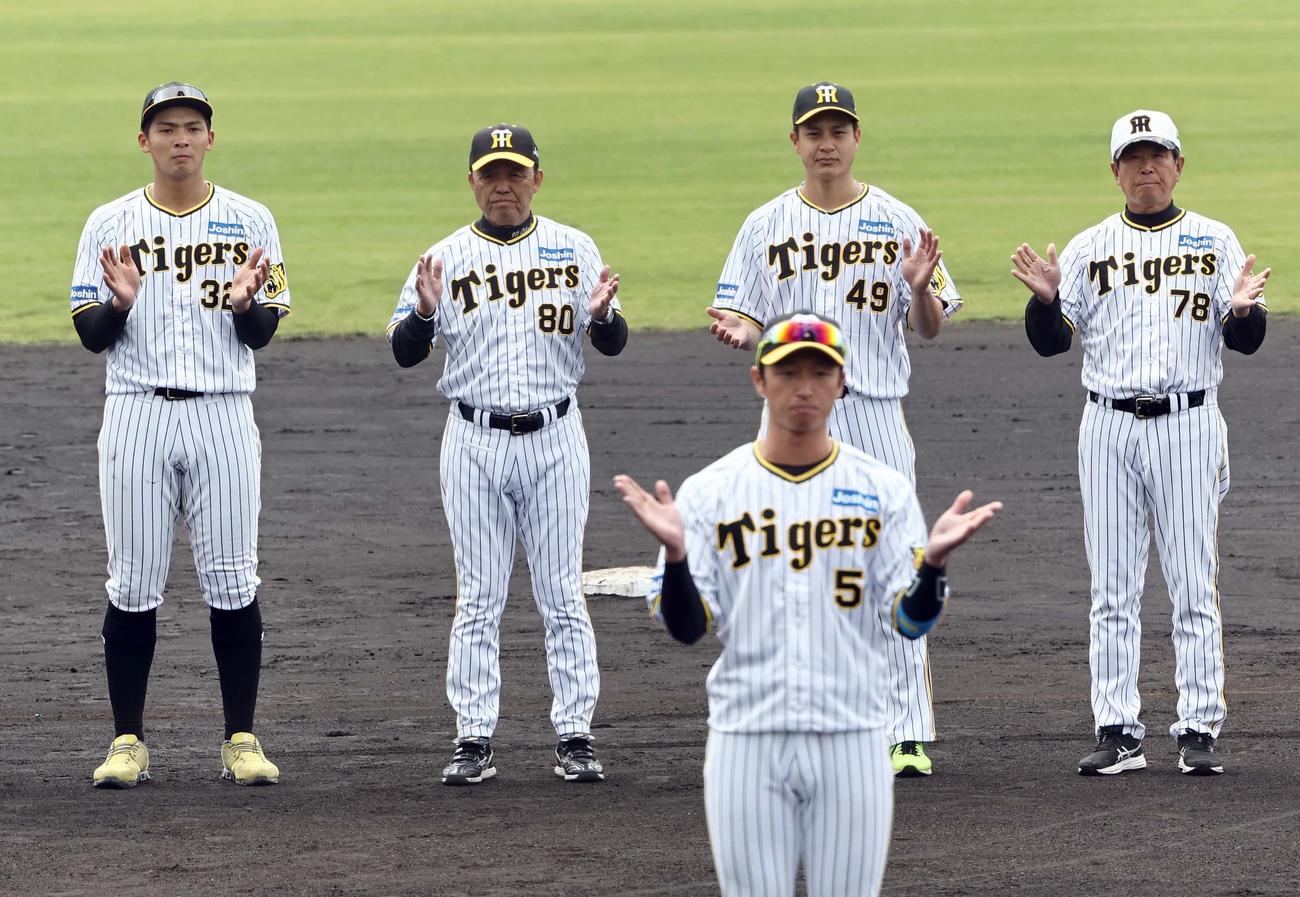 阪神春季キャンプを手締めで終える左から井上、岡田監督、大竹、平田ヘッドコーチ（撮影・上田博志）