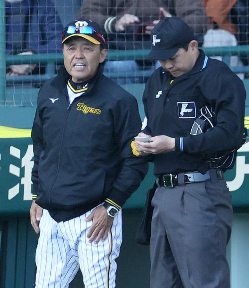 オープン戦・阪神対オリックス　6回終了後、岡田監督（左）は球審に選手交代を告げる（撮影・上山淳一）
